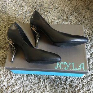 N.Y.L.A Black Leather pumps